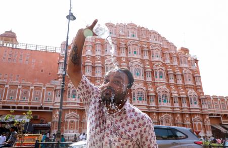 राजस्थान के जयपुर में 22 मई को अधिकतम तापमान 41°C से ज्यादा रहा। गर्मी से राहत के लिए एक व्यक्ति ने सिर पर पानी डाला।
