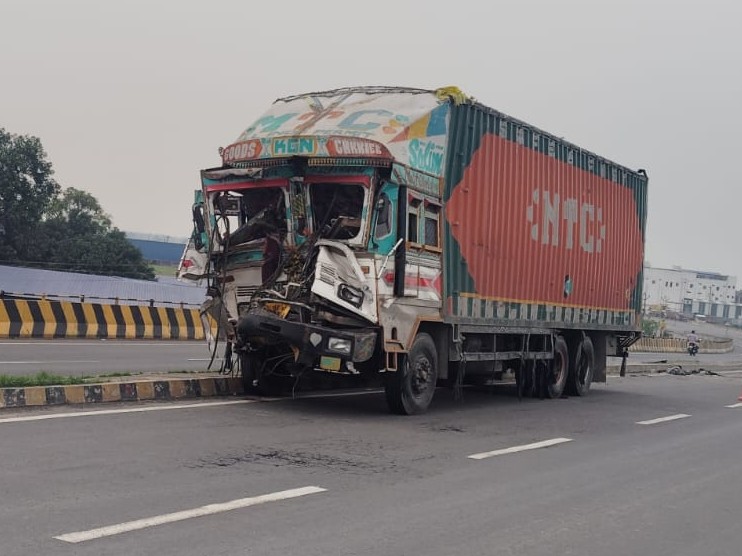 Kishanganj Truck Accident | Container Truck Crashes Divider, 4 Injured