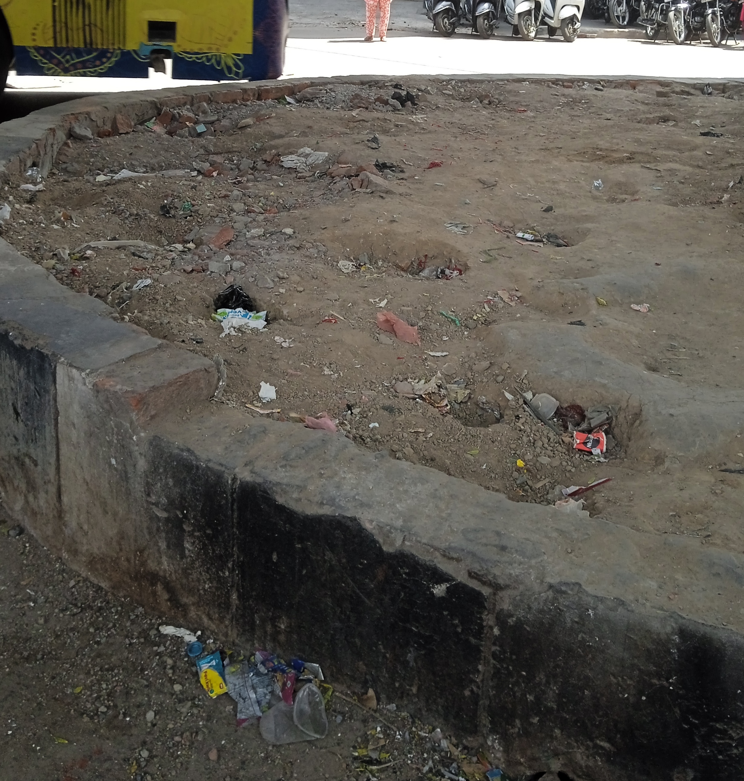 Rats infest Hussainpura Chowk, divider in bad shape