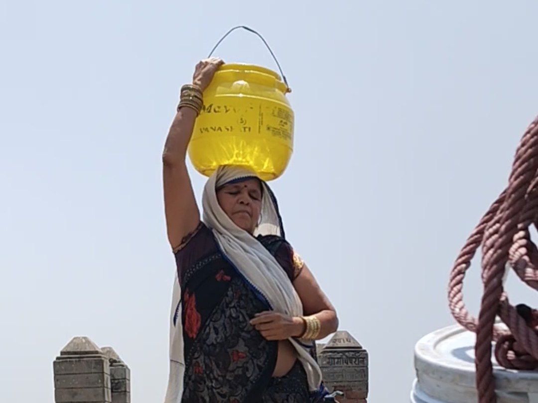 Prayagraj Water Crisis | Handpumps, Wells Dry; Villagers Struggle