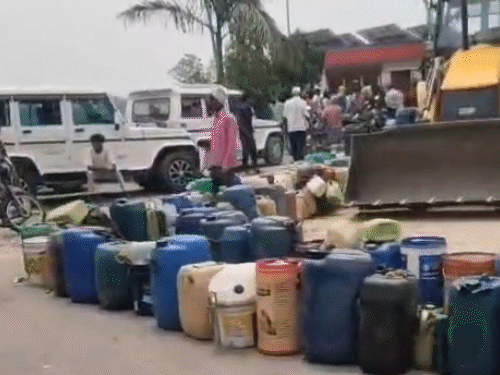 कुशीनगर में पेट्रोल पंप पर लोग डीजल भरवाने के लिए गैलन, बाल्टियां और बोतलों की लंबी लाइन नजर आई।