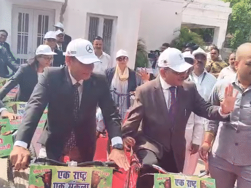 लखनऊ में 70 जज साइकिल से जिला जज पहुंचे। पंपलेट लगाकर ईंधन बचाने का संकल्प दोहराया।