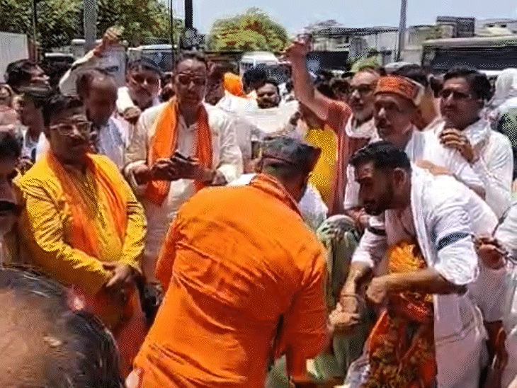 भोजशाला आंदोलन में जो लोग शहीद हुए या जेल गए, उनके परिजन का सम्मान किया गया।