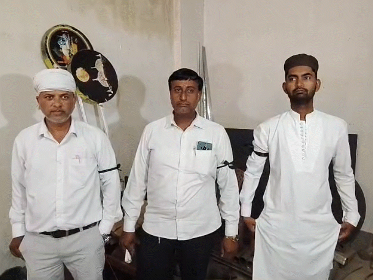 हाईकोर्ट के फैसले के खिलाफ विरोध में काली पट्टी बांधी।