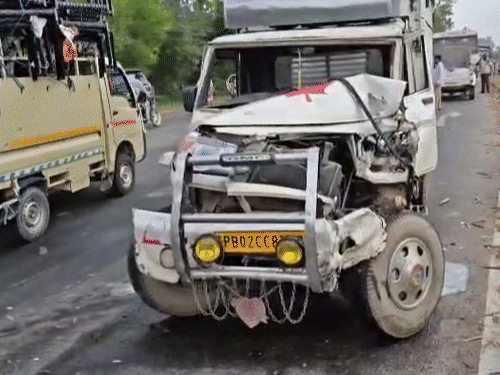 पीछे से आ रहा एक टेम्पू और फॉर्च्यूनर कार के टकराने से परखच्चे उड़ गए।