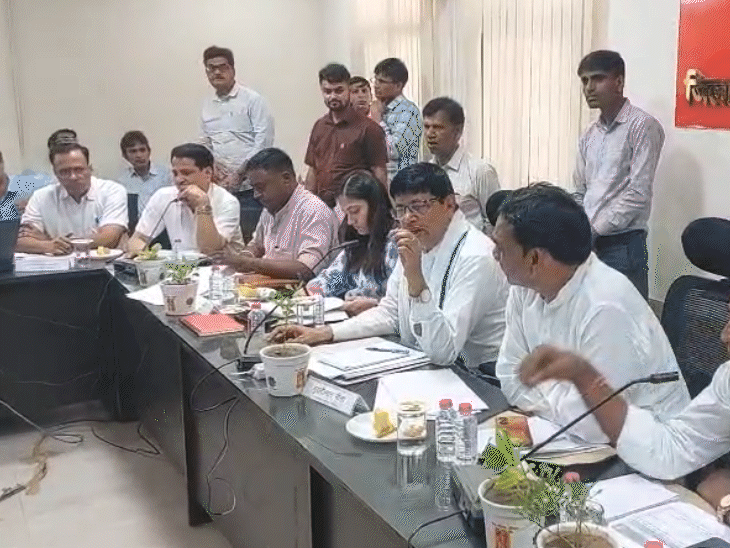 दौसा जिला कलेक्ट्रेट में शुक्रवार को दिशा की बैठक हुई थी। इस दौरान पीएम पर लापरवाही और भ्रष्टाचार का आरोप लगाते हुए विधायक टांकड़ा भड़क गए।