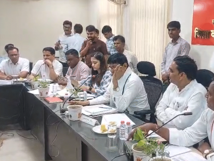 बैठक के दौरान PMO पर कार्रवाई के लिए सांसद मुरारी लाल मीणा ने कलेक्टर सौम्या झा को निर्देशित किया।