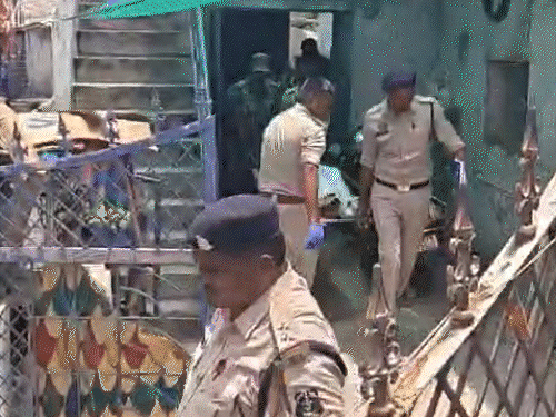 दुर्ग के मोहन नगर थाना क्षेत्र में कमरे में परिवार के 4 लोगों की लाश मिली है। - Dainik Bhaskar