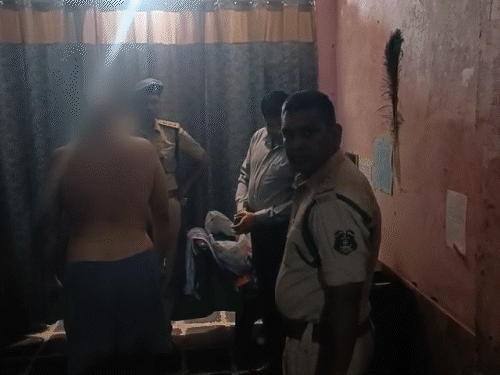 कमरे में जांच करती हुई पुलिस की टीम।