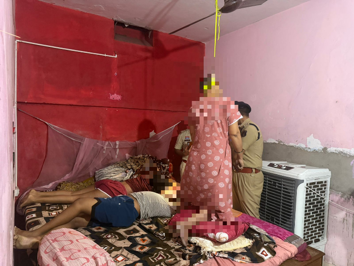 कमरे में बच्चों के शव बिस्तर पर थे, दंपती की लाश फंदे से लटकी हुई थी।