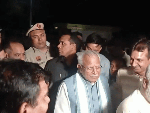 करनाल में ट्रेन से उतारते ही रात का उनका स्वागत करते भाजपा नेता व कार्यकर्ता।