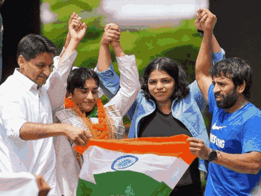 पेरिस ओलिंपिक से वापस लौटने पर दीपेंद्र हुड्डा ने उन्हें एयरपोर्ट पर रिसीव किया था। (फाइल फोटो)