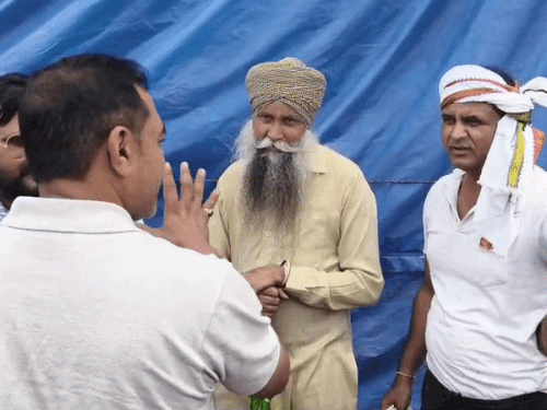 Farmers talking to the warehouse in-charge.