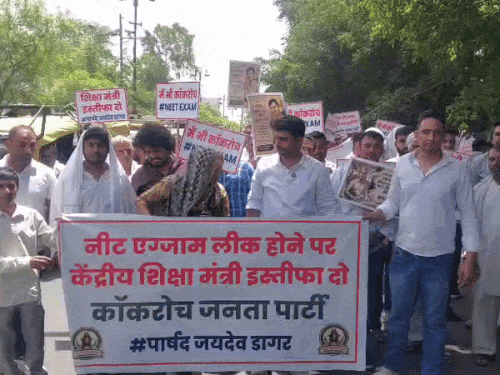 रोहतक में कई मुद्दों को लेकर विरोध प्रदर्शन किया। इसमें प्रदर्शनकारियों के हाथों में ‘मैं भी हूं कॉकरोच' के बैनर थे।