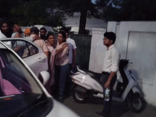 युवक की हत्या के बाद उसके परिजन विलाप करते हुए।