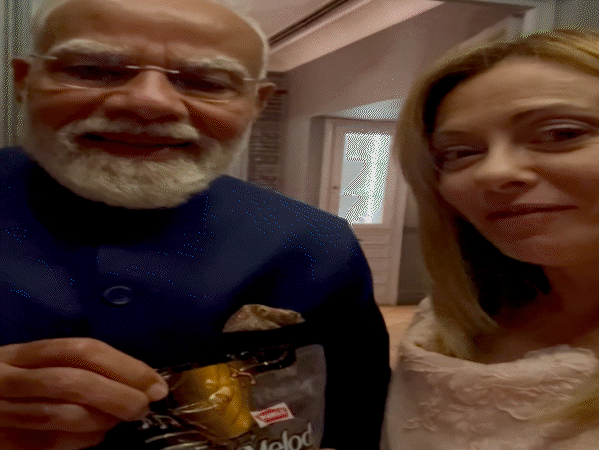 मोदी का वीडियो देखकर MLA ने ‘मेलोडी’ बांटी:  बच्ची ने दी कांग्रेस विधायक को चुनौती; बुलेट पर भाजपा विधायक, हेलमेट गायब – Madhya Pradesh News