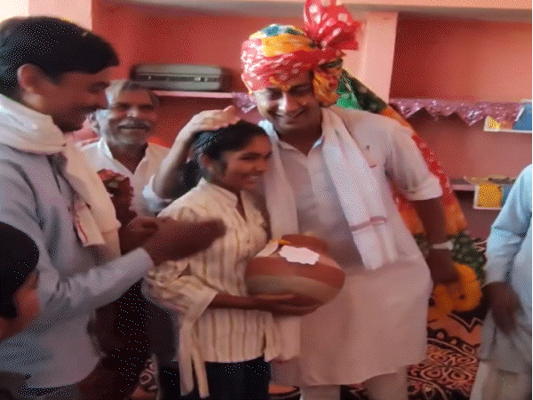 राघौगढ़ में पायल नाम की एक बच्ची ने जयवर्धन सिंह को ‘बुद्धि का घड़ा’ भेंट किया।
