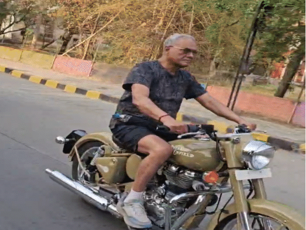 इंदौर में भाजपा विधायक महेंद्र हार्डिया बिना हेलमेट के बाइक चलाते नजर आए।