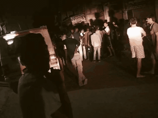 जानकीपुरम पावर हाउस को लोगों ने घेर लिया। बिजली विभाग के खिलाफ जमकर नारेबाजी की।