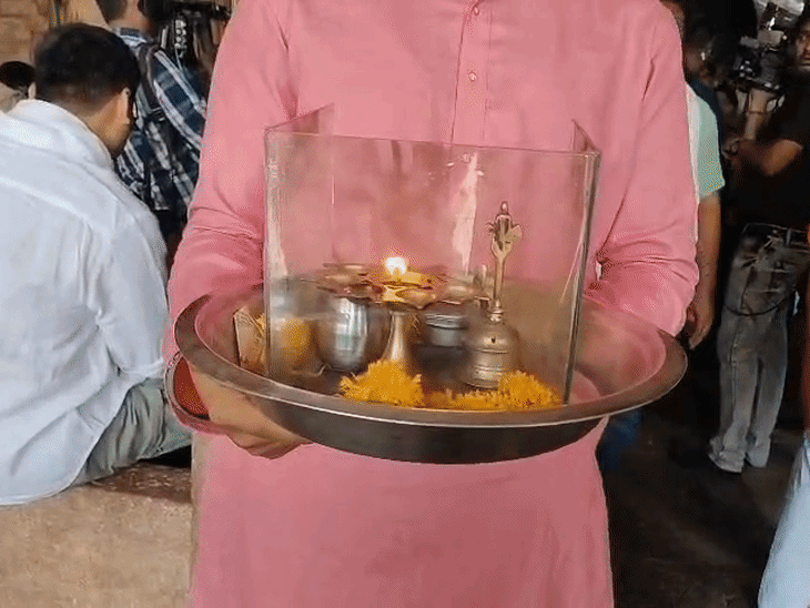 सुबह से श्रद्धालु भोजशाला में पूजन-ध्यान के लिए पहुंच रहे हैं।