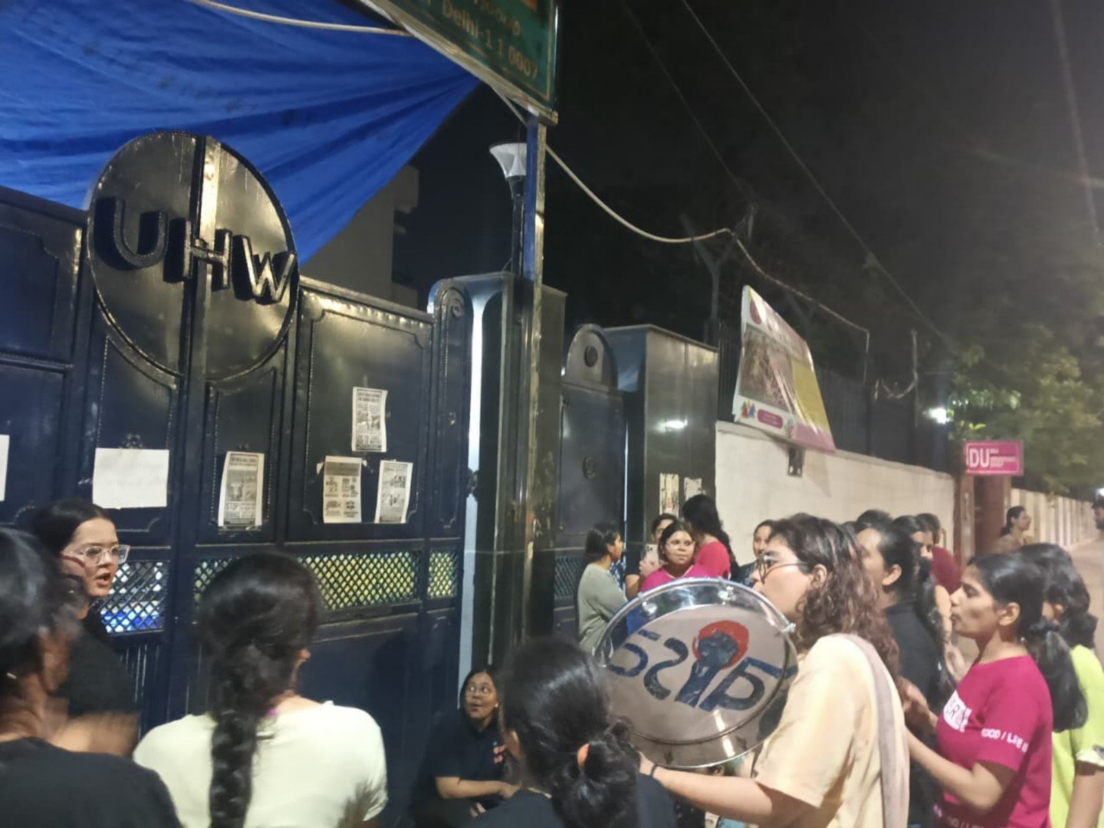 हॉस्टल के गेट बाहर प्रदर्शन करतीं छात्राएं।