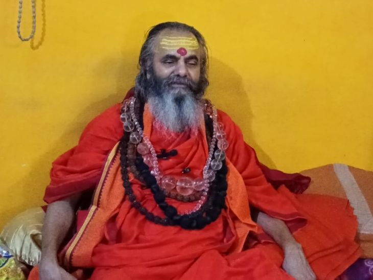 स्वामी नरेंद्रानंद सरस्वती ने कहा कि यह अक्षम्य अपराध है। पुलिस को ऐसे लोगों पर कड़ा एक्शन लेना चाहिए।