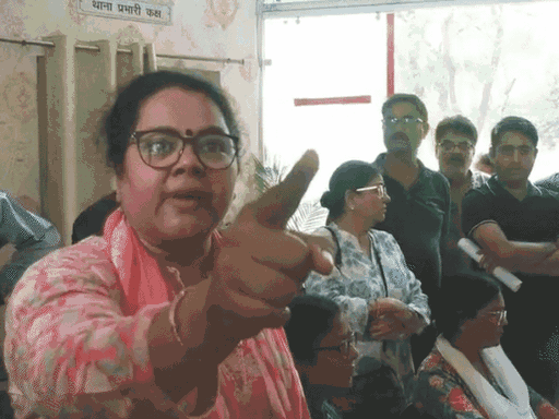 थाने में हंगामा करते ट्विशा के परिजन।