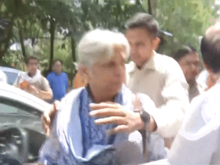 निवृत्त न्यायाधीश गिरिबाला सिंह घरातून बाहेर पडल्या तेव्हा त्यांचे वकील त्यांच्यासोबत होते. वकिलांनीच त्यांना गाडीत बसवले.