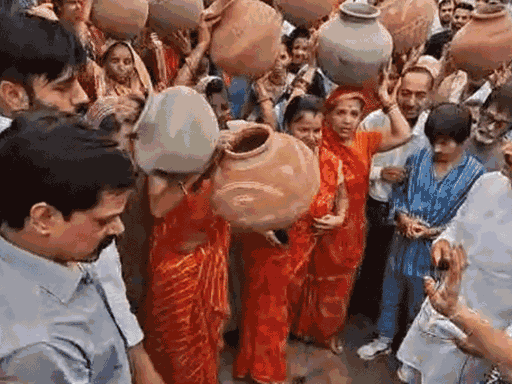 जल संकट को लेकर कांग्रेस ने मटका फोड़ प्रदर्शन भी किया है.