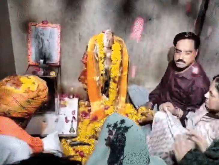 कारसेवकों के परिजन ने गर्भगृह में पूजा की। नाच-गाकर खुशी जताई।