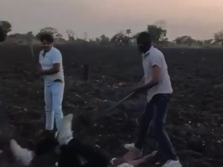 आरोपी पीटते रहे और युवक चीखता-चिल्लाता रहा।