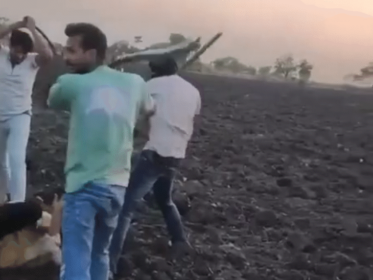 खेत में घेरकर एक युवक को 6-7 युवक पीट रहे।