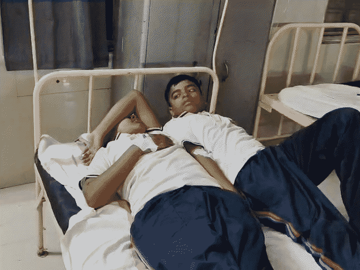 कई बच्चों को चक्कर, उल्टी-दस्त और कमजोरी की शिकायत के बाद अस्पताल लाया गया।
