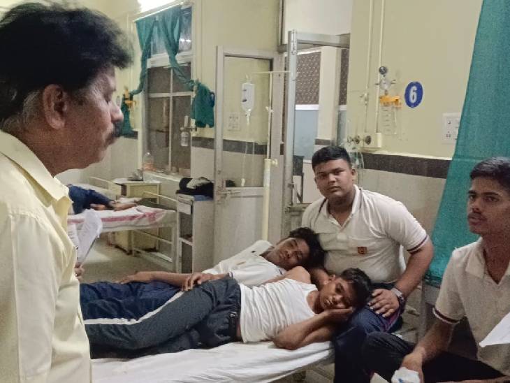 बच्चों को अस्पताल में भर्ती कराया गया है। डॉक्टर की टीम उनके इलाज में जुटी है।