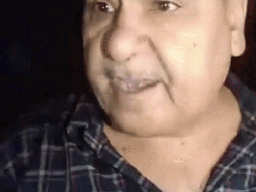 पेट्रोल पंप मालिक जानकारी देते हुए।