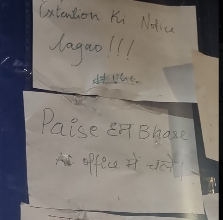 विरोध के दौरान छात्राओं ने गेट पर पोस्टर भी लगाए।