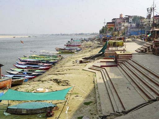 वाराणसी में दोपहर के वक्त गंगा घाट लगभग सूने रहने लगे हैं। भीषण गर्मी और लू के कारण लोगों का आना कम हो गया है।