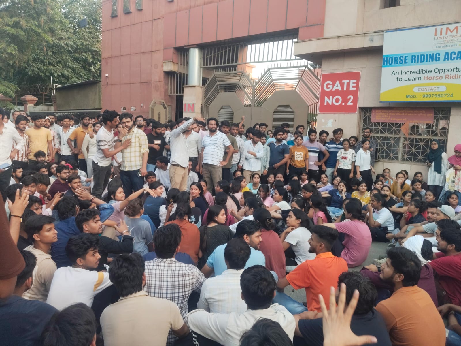 आईआईएमटी यूनिवर्सिटी गेट पर गुरुवार को छात्र-छात्राओं ने धरना प्रदर्शन किया था।