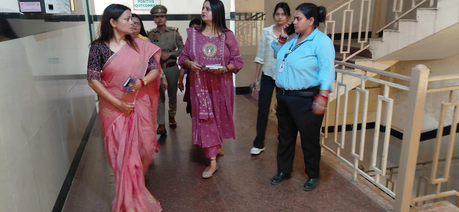 गुरुवार को राज्य महिला आयोग सदस्य डॉ. मीनाक्षी भराला हॉस्टल पहुुंची। उन्होंने छात्राओं से बात की।