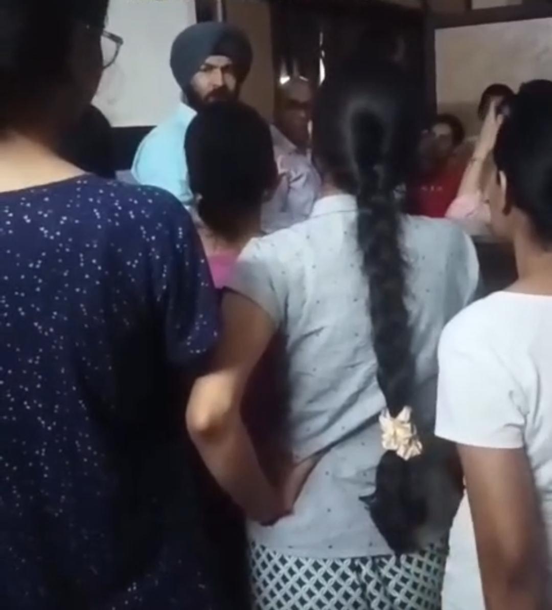 तस्वीर में टीचर डॉ. लखविंदर दिख रहा है, जो रात 2 बजे गर्ल्स हॉस्टल में घुस आया था। उसने छात्राओं से अभद्रता की थी। धमकी दी थी।