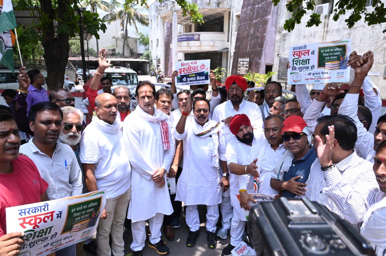 रायपुर में फीस बढ़ोतरी के खिलाफ कांग्रेस का प्रदर्शन