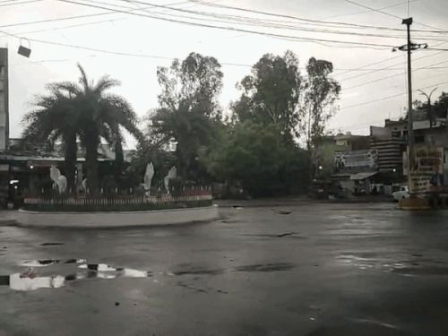 पठानकोट में आज सुबह बारिश होने से तापमान में गिरावट दर्ज की गई।