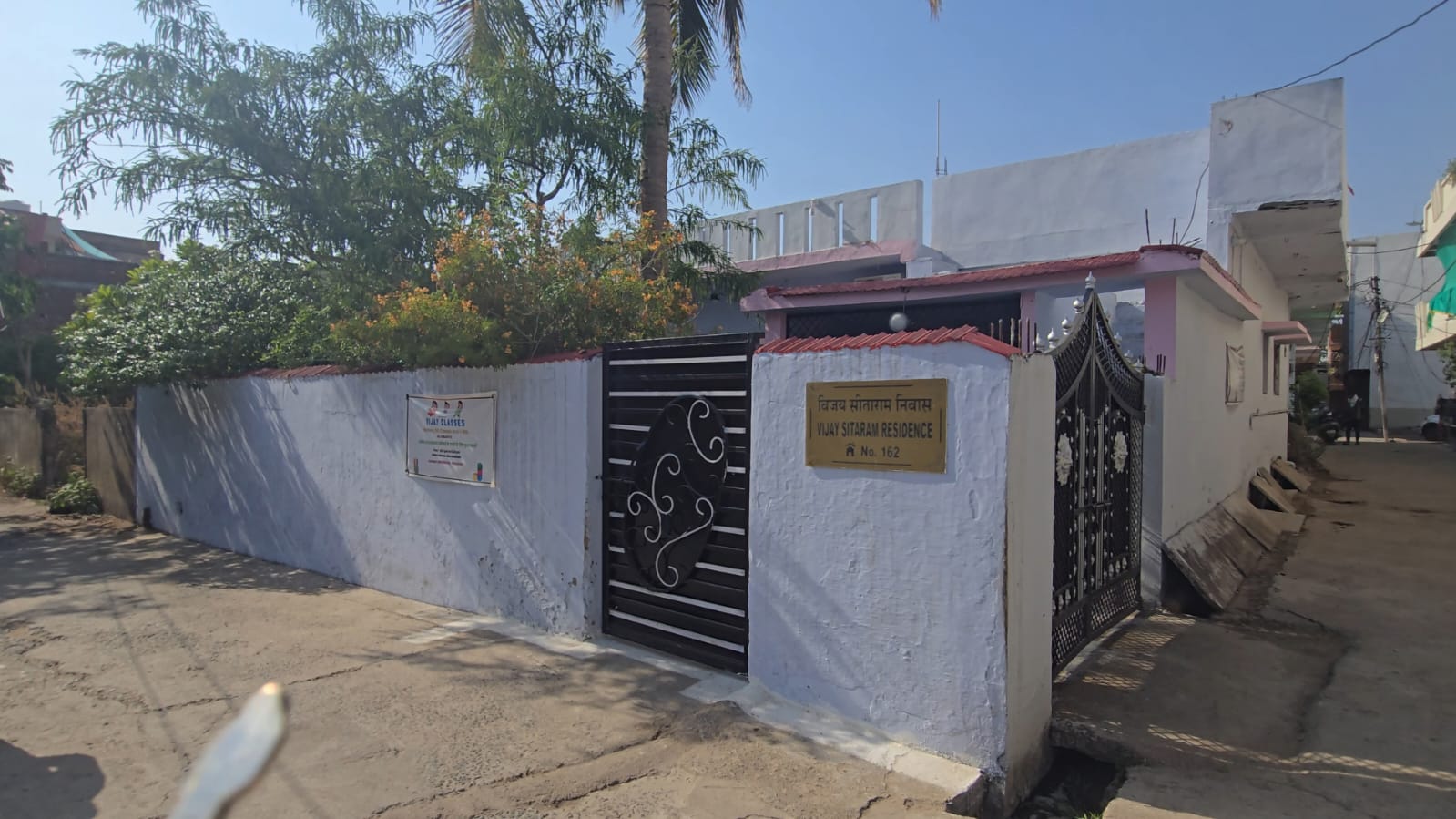 सागर के मकरोनिया में इसी मकान में रेशू का परिवार रहता है।