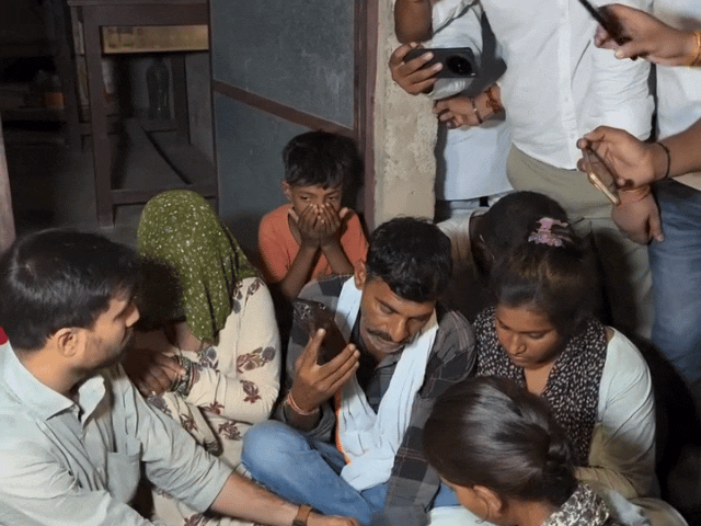 राहुल गांधी ने प्रदीप के माता-पिता से बात की.