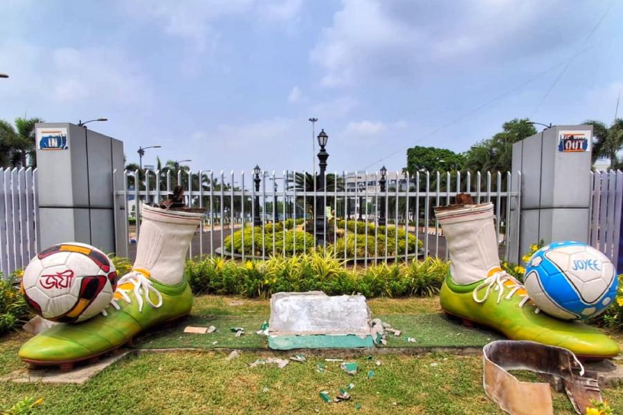 तोड़े जाने के बाद मूर्ति के पैरों का हिस्सा बाकी था, इससे ममता बनर्जी का नाम भी हटा दिया गया था।