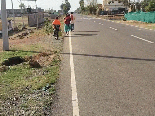 कुनिया के जंगलपारा के रास्ते में नाला पड़ता है, जहां गाड़ी नहीं पहुंचती है। इस कारण वह पीठ पर सास को ढोकर बैंक पहुंची।
