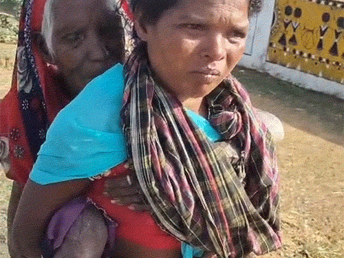 बहू ने बताया कि पहले उसे घर में पेंशन मिल जाता था, लेकिन कई महीने से उसकी सास को पेंशन नहीं मिला है।