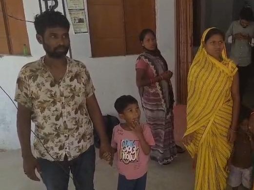ड्राइवर अपनी पत्नी के साथ रिपोर्ट दर्ज करने पुलिस स्टेशन पहुंचा
