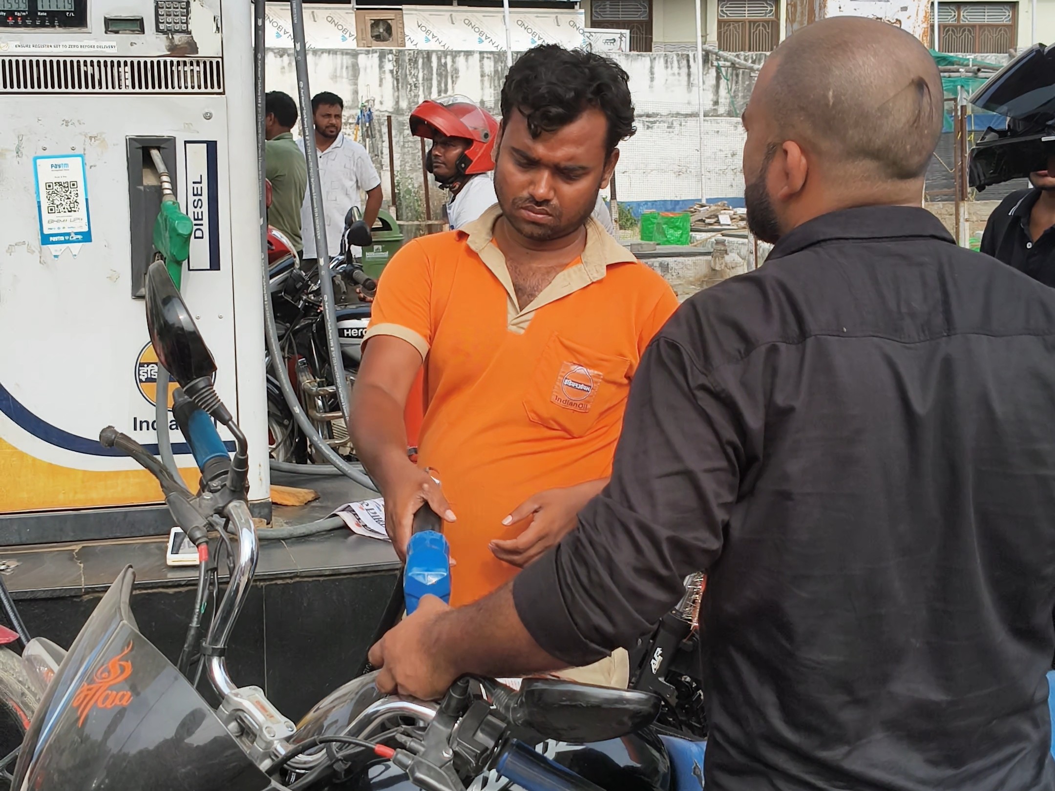 सीतामढ़ी में पेट्रोल-डीजल के दाम तीसरी बार बढ़े:  सरकार से राहत की मांग कर रही आम जनता, 111.79 प्रति लीटर हो गई पेट्रोल – Sitamarhi News