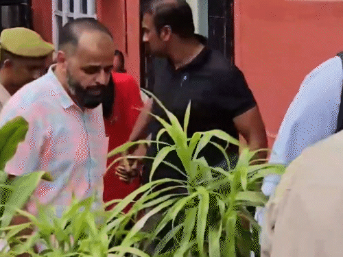 गिरफ्तार किए गए परवेज और बशीर।
